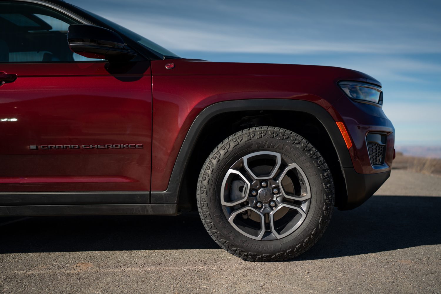 2022 jeep grand cherokee trailhawk front quarter panel and wheel
